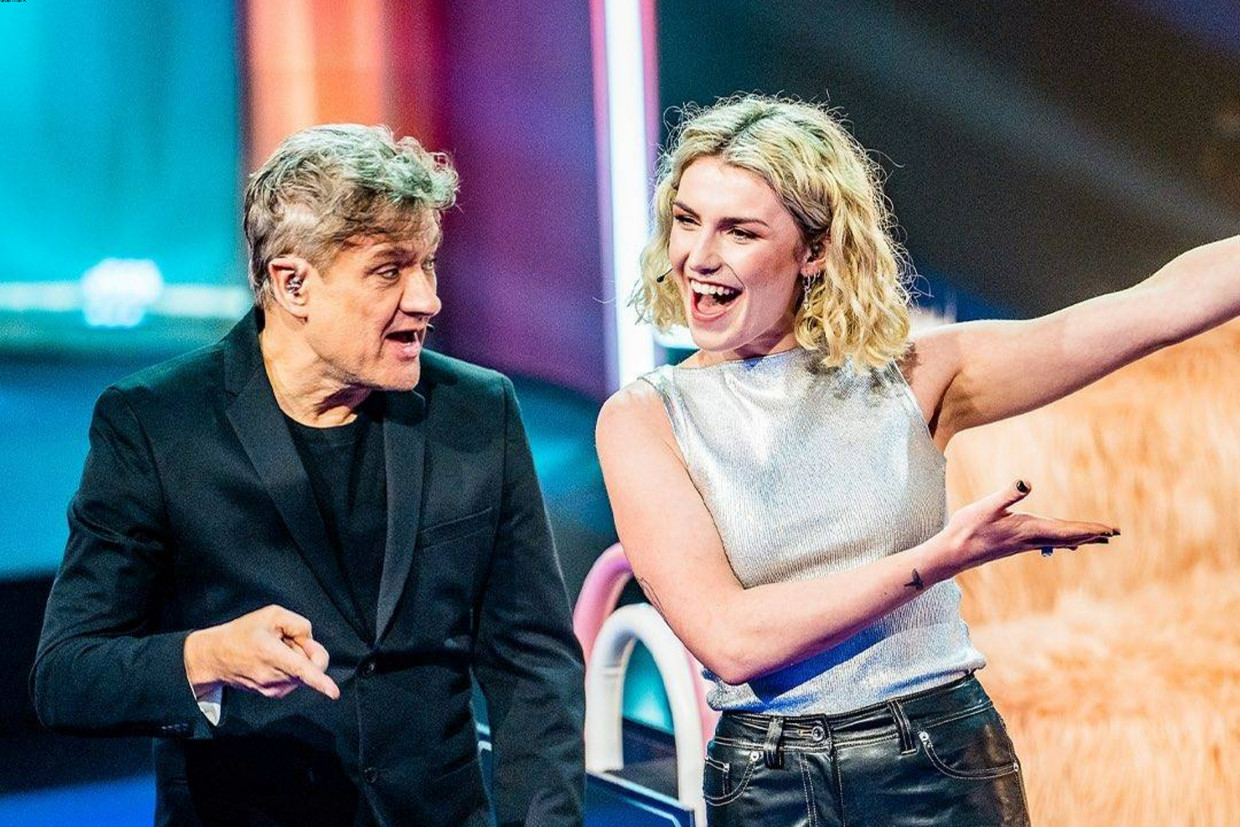 Bart Peeters en Gloria Monserez in de reboot van ninetiesfeelgoodhit ‘De droomfabriek’. Beeld VRT