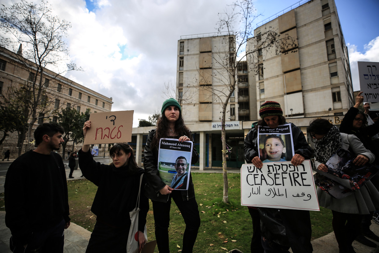 Israëlische antioorlogsactivisten verzamelen in de buurt van de woning van de Israëlische premier Benjamin Netanyahu. Ze vragen een staakt-het-vuren. Beeld NurPhoto via Getty Images