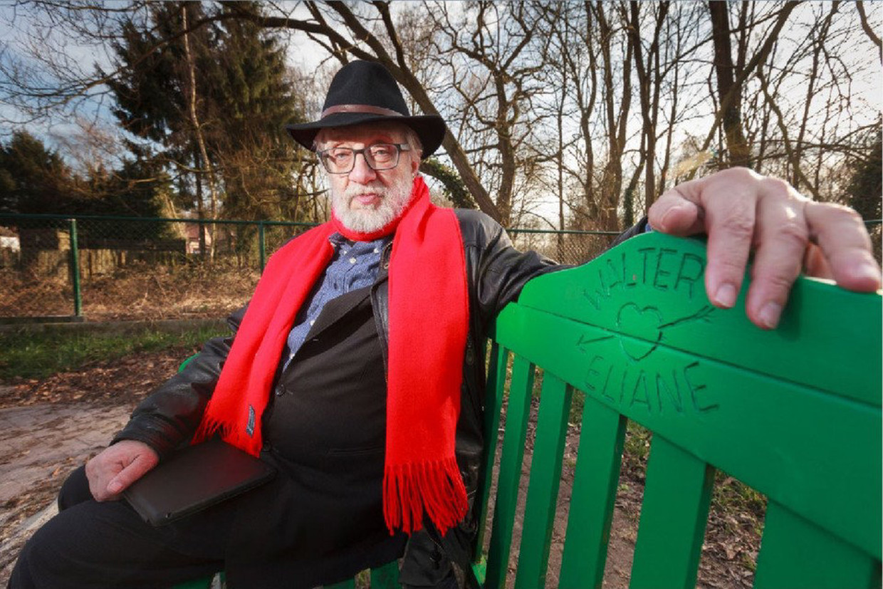 Van den Broeck op een bankje dat ter ere van hem staat in Sint-Jozef-Olen, waar hij opgroeide in de arbeiderswijk. Beeld RV