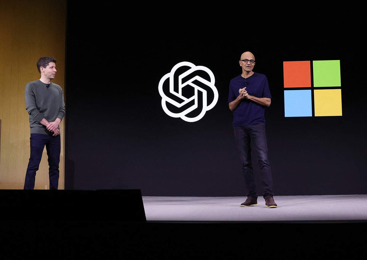 Twee weken geleden deelden Sam Altman en Satya Nadella nog het podium op een conferentie van OpenAI. Beeld Getty Images via AFP