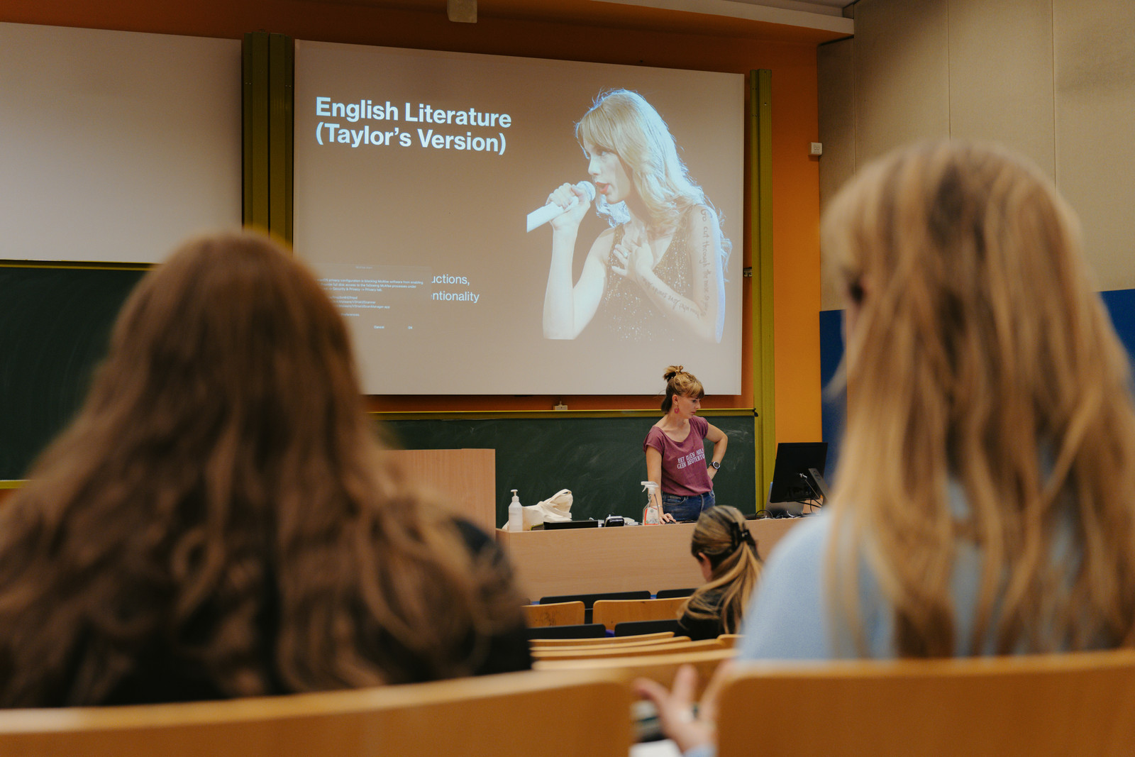 Professora Elly McCausland durante aula de literatura sobre Taylor Swift.