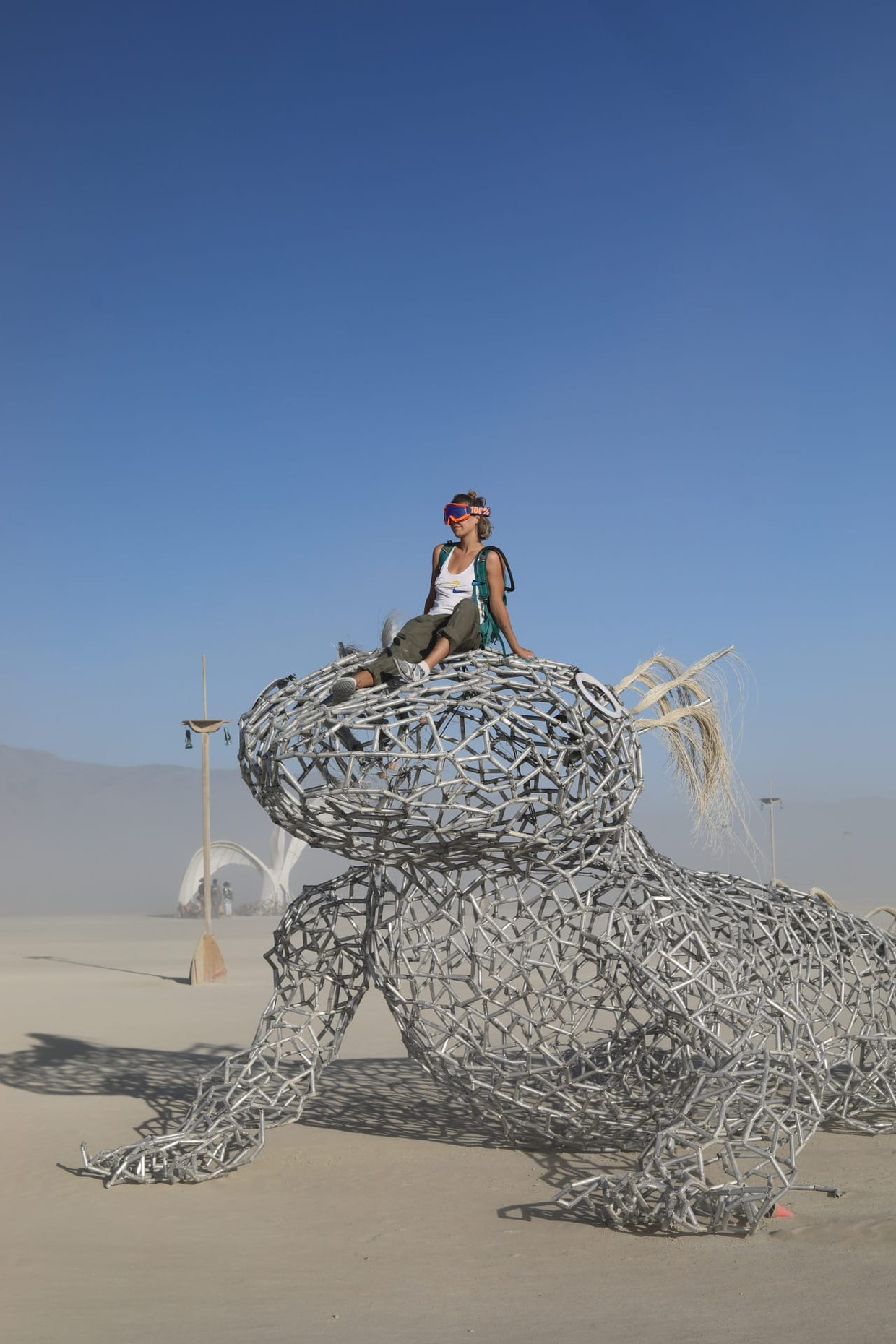 Caroline Kamm, de partner van Herrera, op zijn kunstwerk, Axolotl Beeld RV