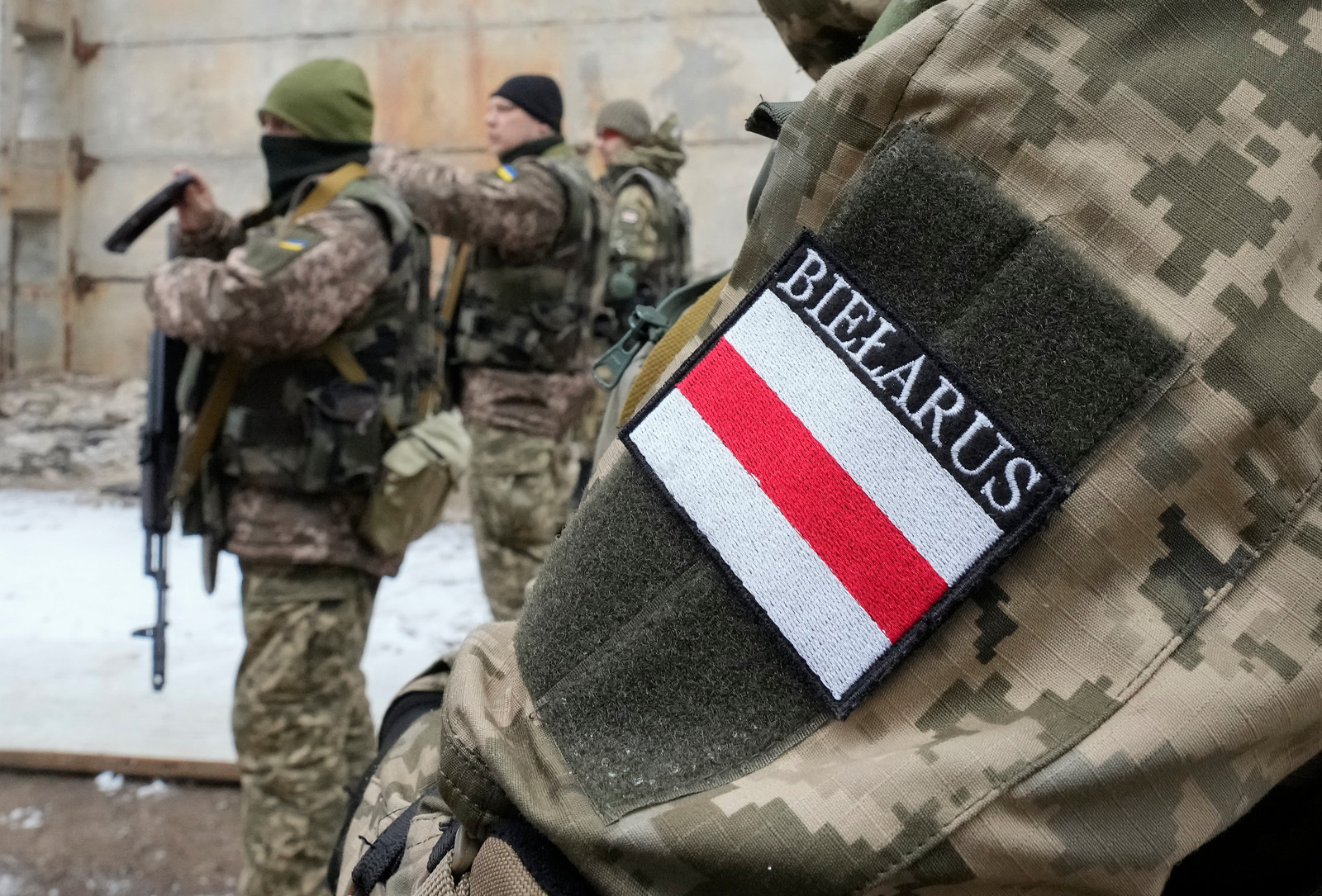WitRussische jongeren willen meevechten in Oekraïne. ‘Daarna gaan we verder in WitRusland’