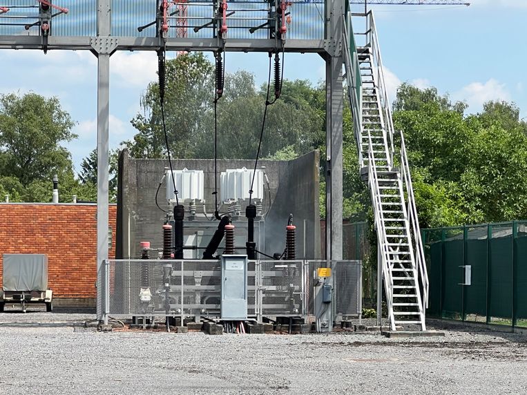 Wilrijk has power again and the traffic lights on the A12 are also working again after a fire at a high voltage power station