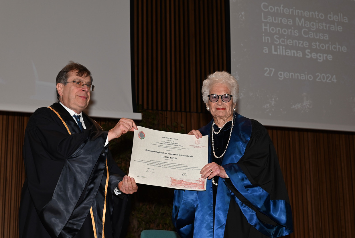 Elio Franzini, rector van de Universiteit van Milaan, overhandigt Liliana Segre haar eredoctoraat, op 27 januari. Beeld Photo News