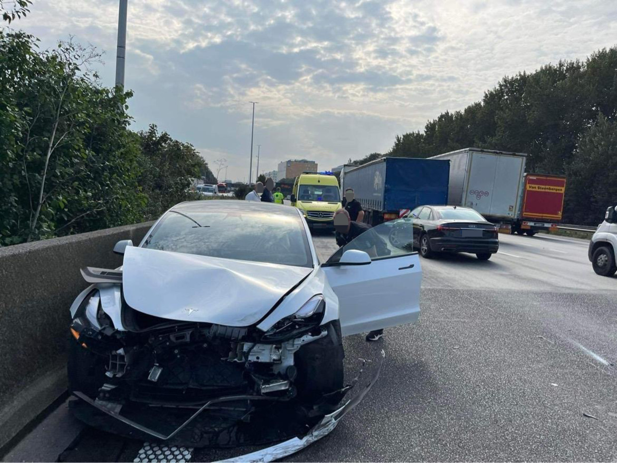 L'auto della giornalista Deborah Simoes è stata gravemente danneggiata sulla tangenziale di Anversa.  Immagine di un camper