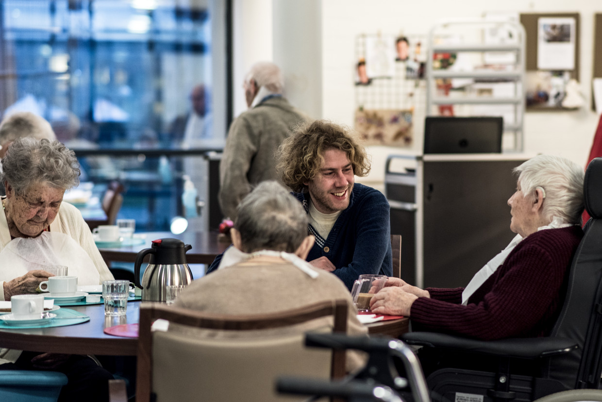 Een dag in het rusthuis voor mensen met dementie: “Waar blijven de ...