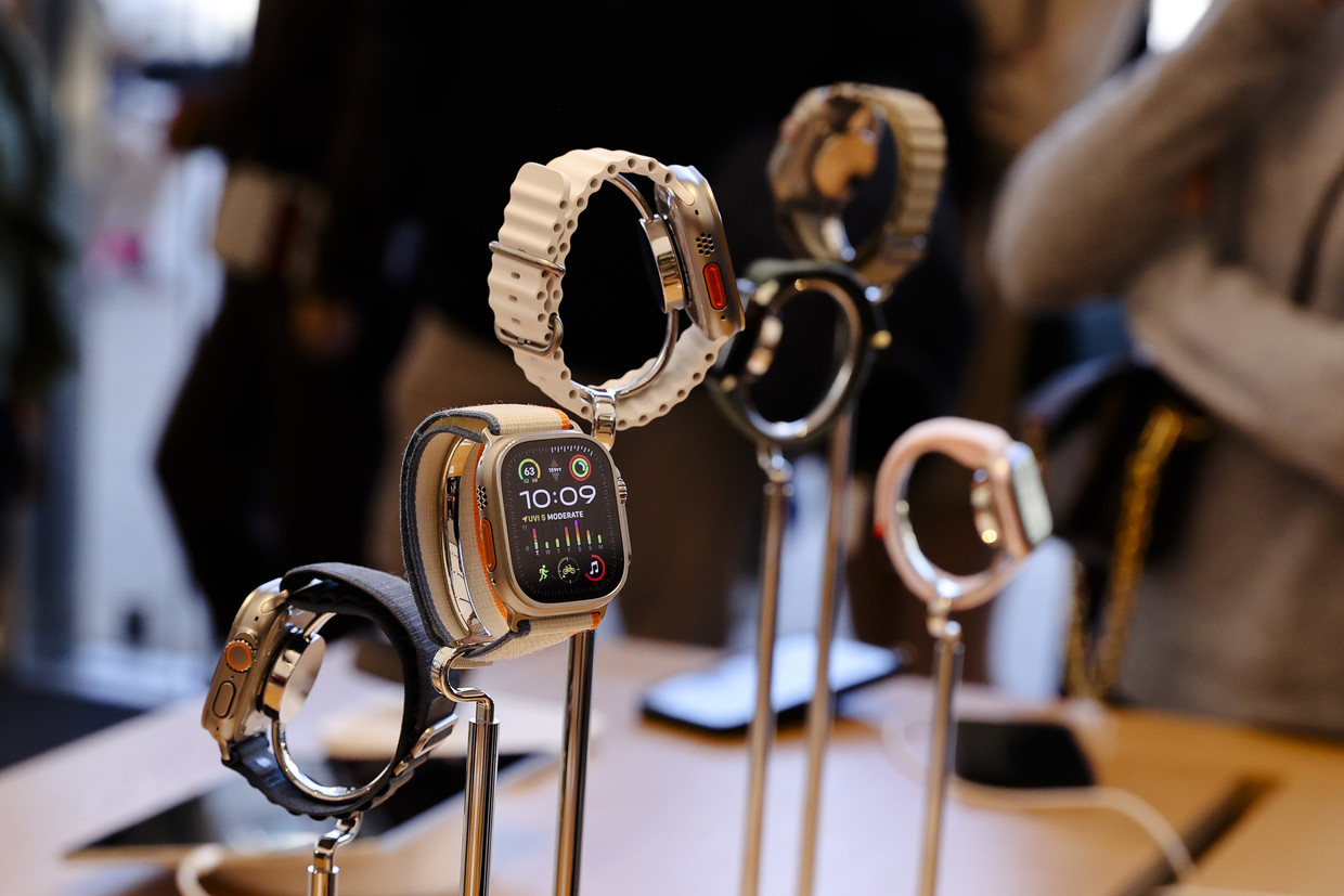 Modellen van de Apple Watch Series 9 in een winkel in Austin, Texas. Ondertussen heeft Apple ze uit de winkel moeten halen. Beeld ANP / EPA
