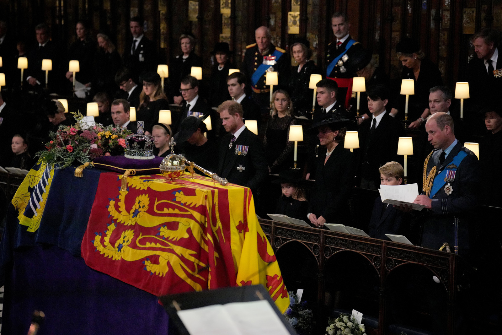 Koninklijke Familie Brengt Queen Elizabeth Naar Laatste Rustplaats Tijdens  Besloten Ceremonie