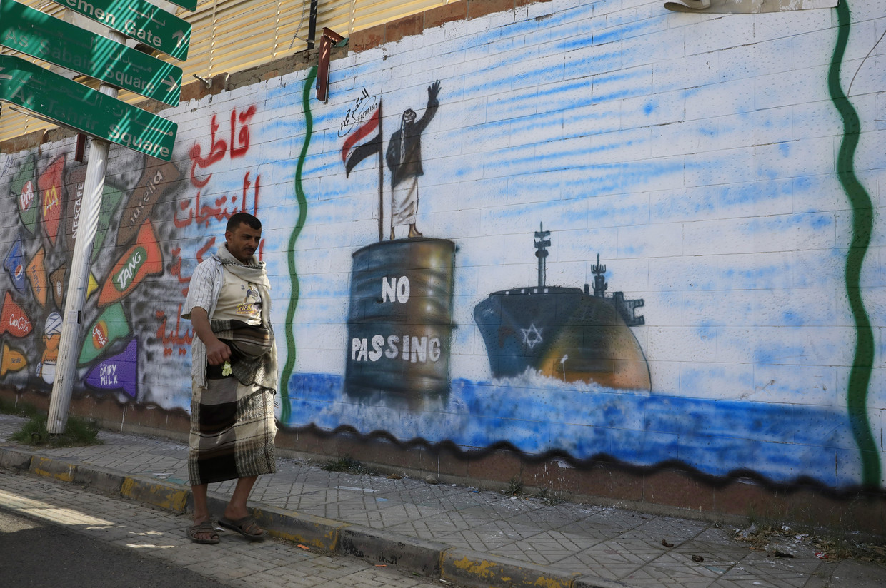 Een Houthi-strijder houdt in de Rode Zee een Israëlisch schip tegen, op deze muurschildering in Sana'a, Jemen. Het zijn vooral de Amerikanen geweest die met een zestal destroyers de meeste aanvallen op burgervaartuigen hebben afgeslagen. Beeld ANP / EPA