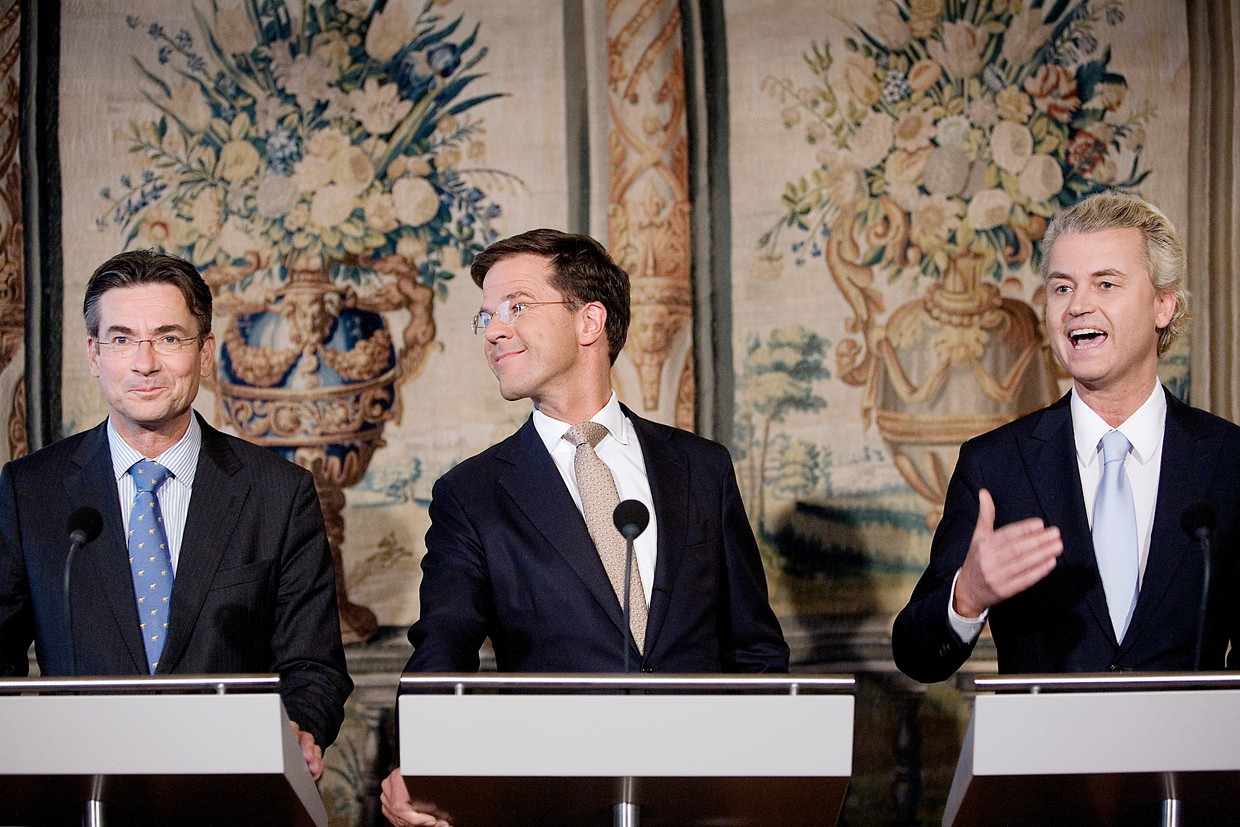 In de herfst van 2010 vormt Rutte zijn eerste kabinet in een minderheidsregering van zijn VVD met het christendemocratische CDA van Maxime Verhagen, maar ook met omstreden ‘gedoogsteun’ van de rechts-populistisch Geert Wilders (PVV). Beeld Belga