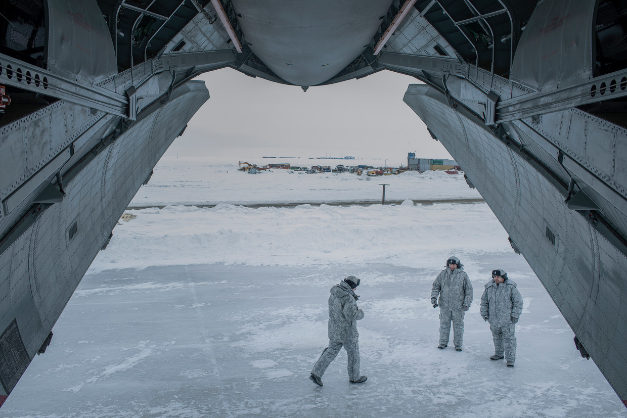 Russische soldaten op de archipel Frans Jozefland in de Noordelijke IJszee. Terwijl het land van president Poetin in een rotvaart militaire steunpunten uitbouwt, is de Europese aanwezigheid in het Noordpoolgebied verwaarloosbaar. Beeld EMILE DUCKE / NYT