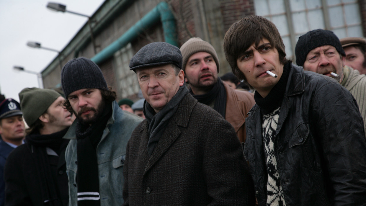 Beeld uit de verfilming van ‘Groenten uit Balen’. ‘Van den Broeck is nooit opgehouden met op te komen voor het belang van de kleine man. Hij bleef trouw aan de mensen uit zijn omgeving waarin hij is opgegroeid’, zegt biograaf Jos Borré. Beeld Skyline Entertainment