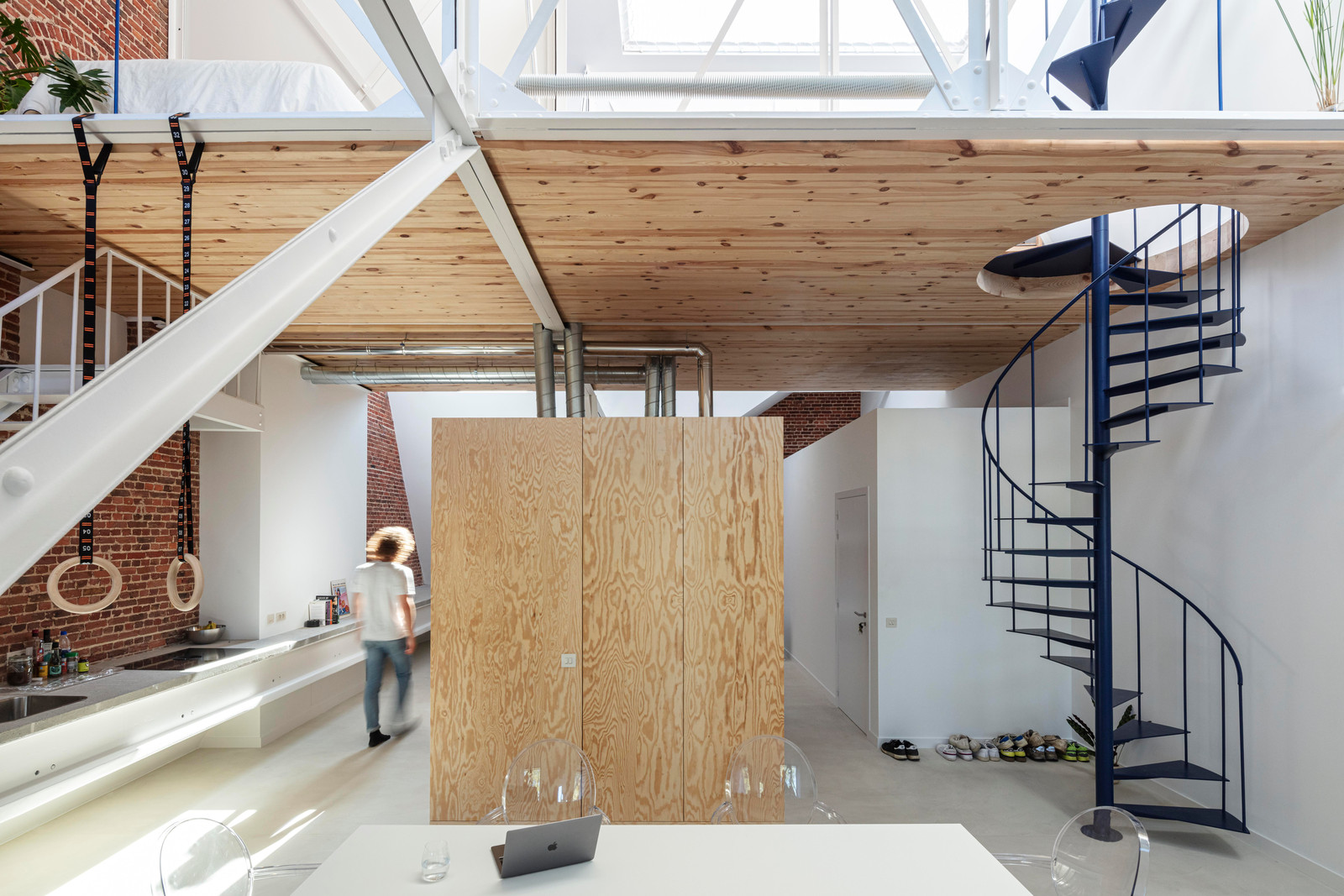 Binnenkijken in een zonovergoten loft, genesteld op de zolder van een oude veeartsenschool foto