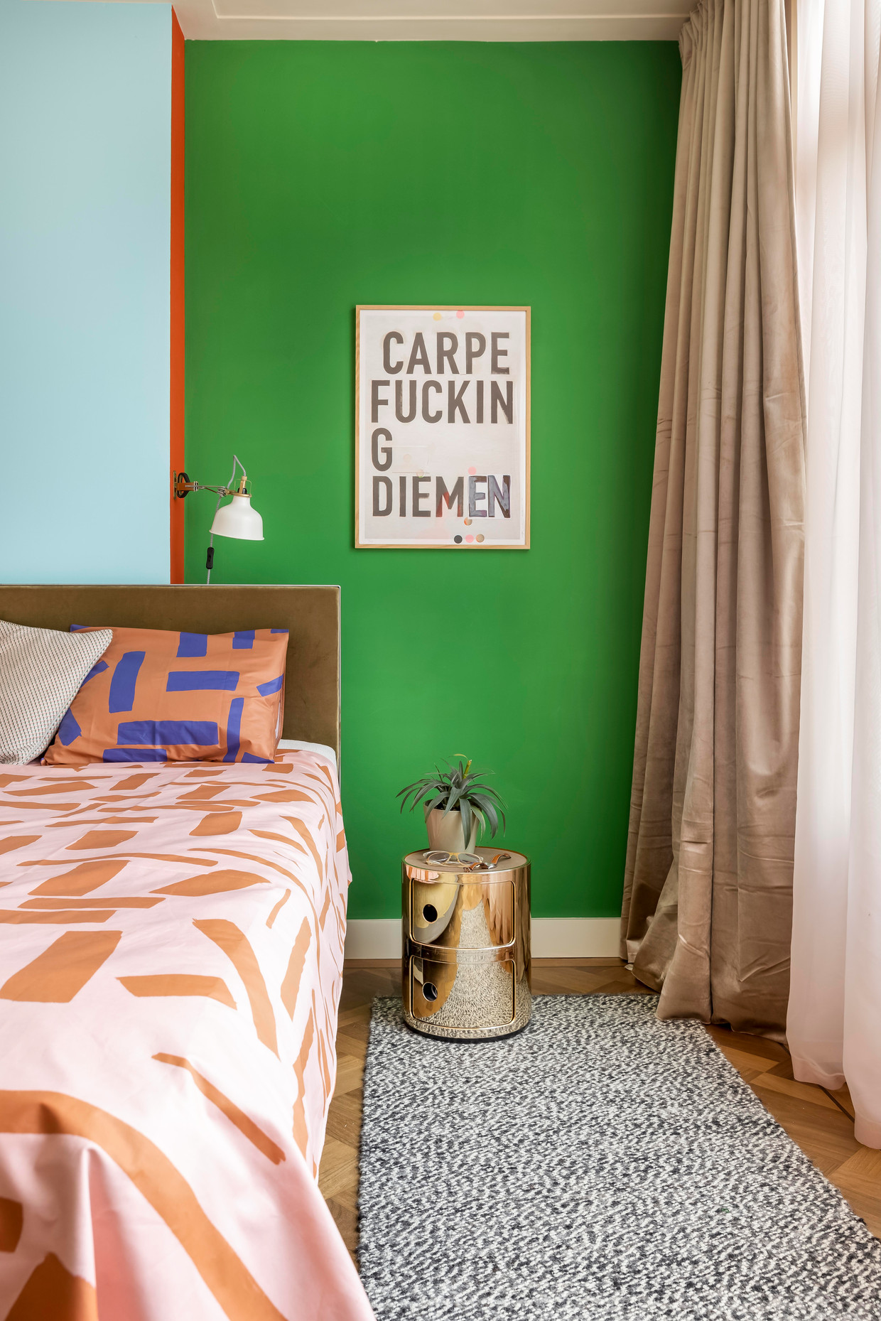 Art is given a prominent place in the interior, just like humor.  Photo by Hennie van Belkom