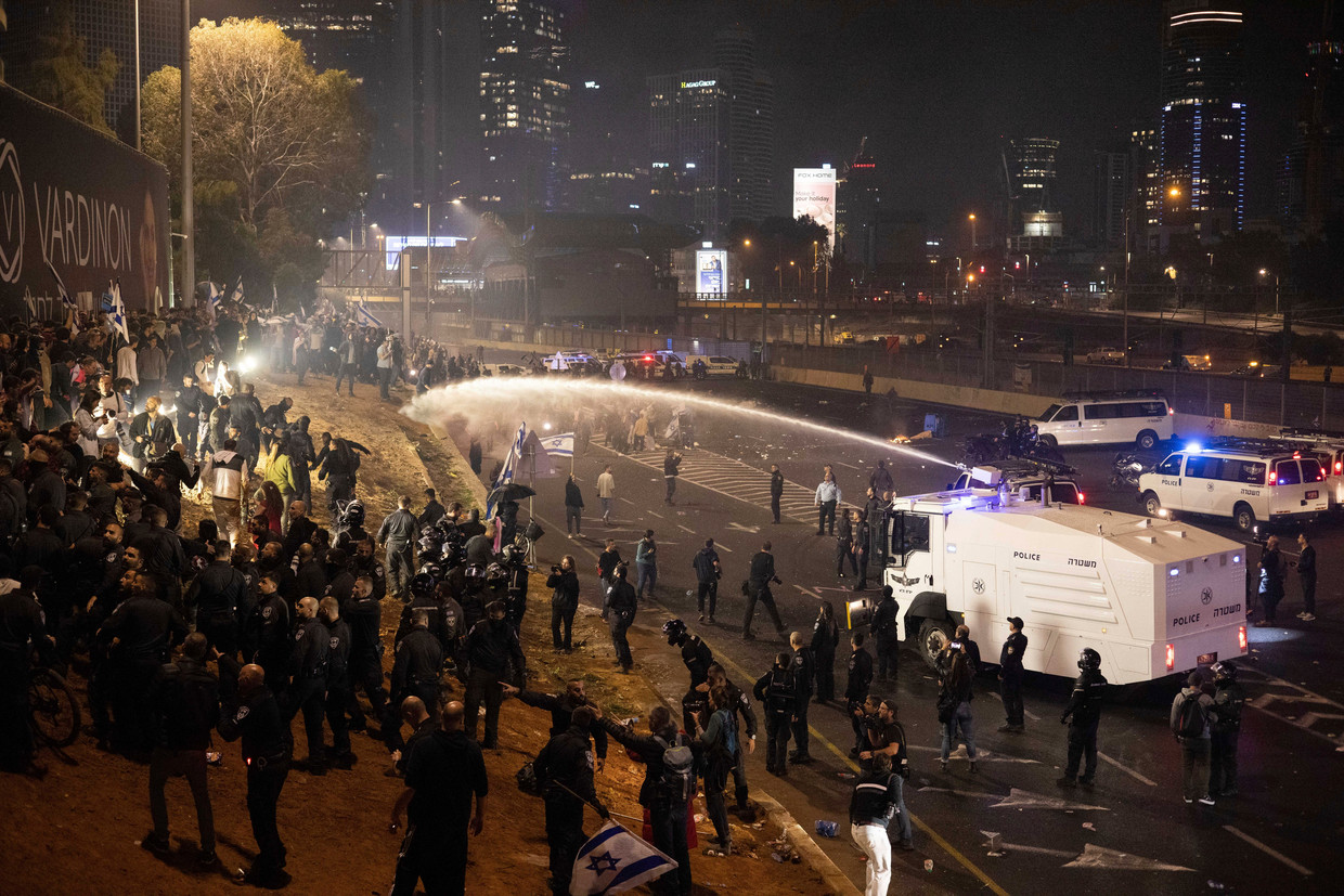 Netanyahu zet omstreden hervormingen op ‘pauze’